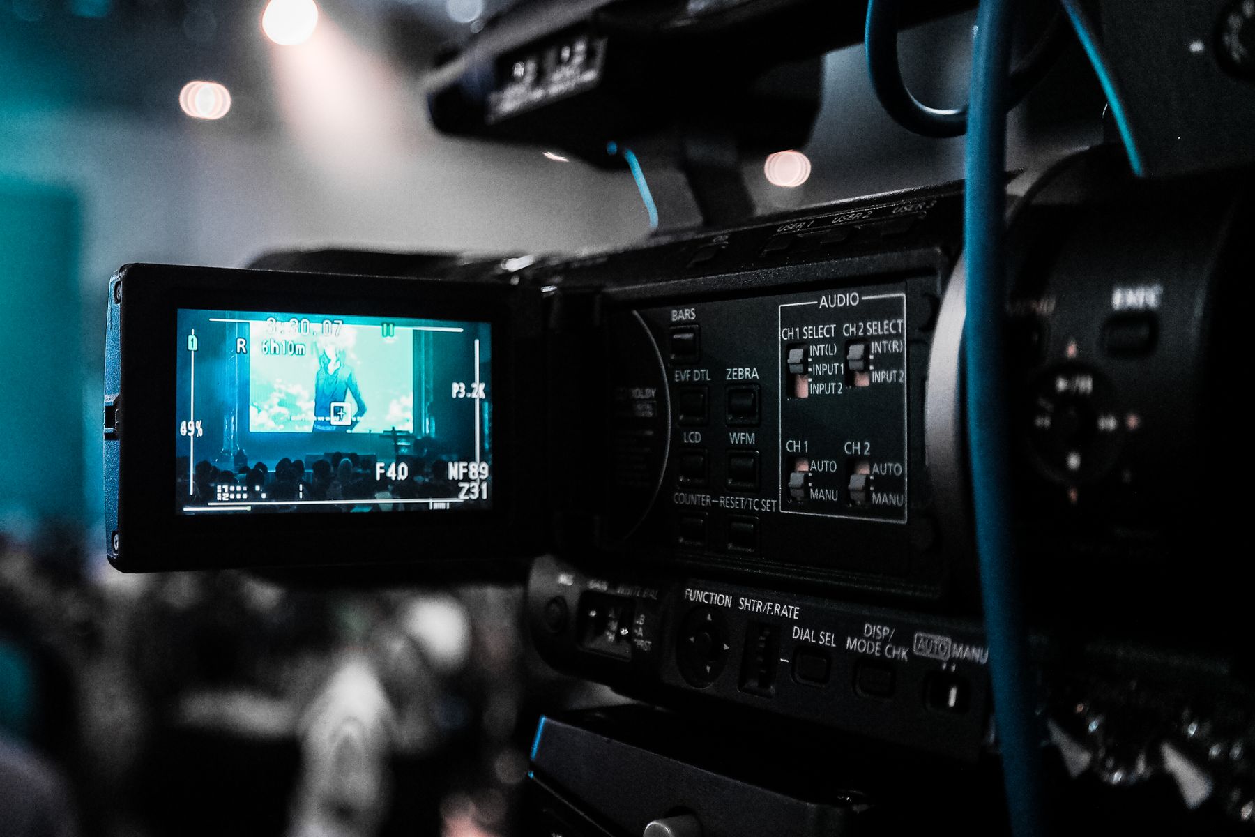 Profesyonel video kamerası; temsili prodüksiyon görseli